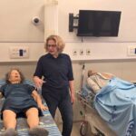 ד״ר מירי מזרחי ראובני, סגן דיקן לקבלה ומנהלת בית ספר דינה רקנאטי לרפואה באוניברסיטת רייכמן בחדר המיון לסימולציות הכולל הדמייה של חולים. צילום: מערכת האתר