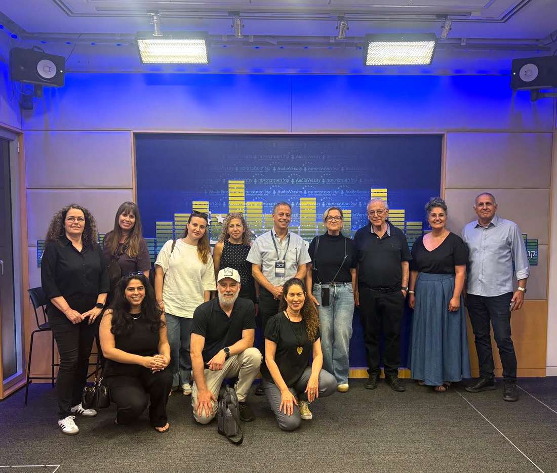 נציגי משלחת הסיור יחד עם פרופ' אוריאל רייכמן באולפן הרדיו של האוניברסיטה. צילום: מערכת האתר