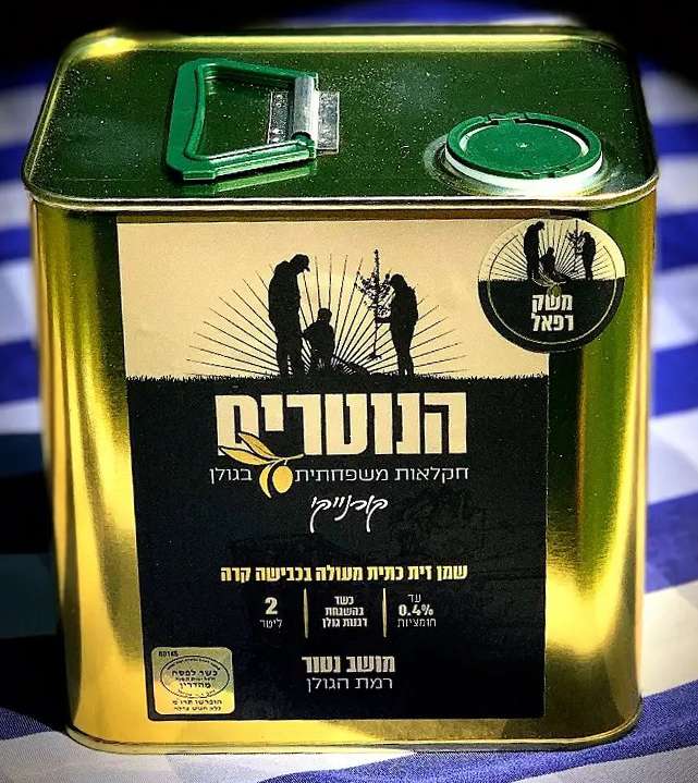 יונתן רפאל, משרת מילואים ותוך כדי שירות המילואים הממושך, הוא משווק את תוצרת שמן הזית המשפחתית. צילום: יריד הברזלים