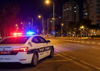 כשהחשוד הבחין בשוטרים מתקרבים לעברו, הוא החל להימלט רגלית, אך השוטרים רדפו אחריו ועצרו אותו לאחר מרחק קצר. תמונה: עיבוד AI