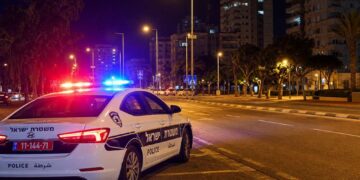 כשהחשוד הבחין בשוטרים מתקרבים לעברו, הוא החל להימלט רגלית, אך השוטרים רדפו אחריו ועצרו אותו לאחר מרחק קצר. תמונה: עיבוד AI