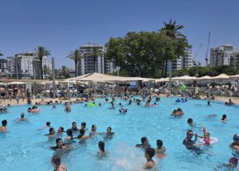 זאת העונה השלישית שהקאנטרי המחודש פתוח, השנה נפתחה גם הבריכה האולימפית המקורה (50 מטר). צילום: בנ הרצליה