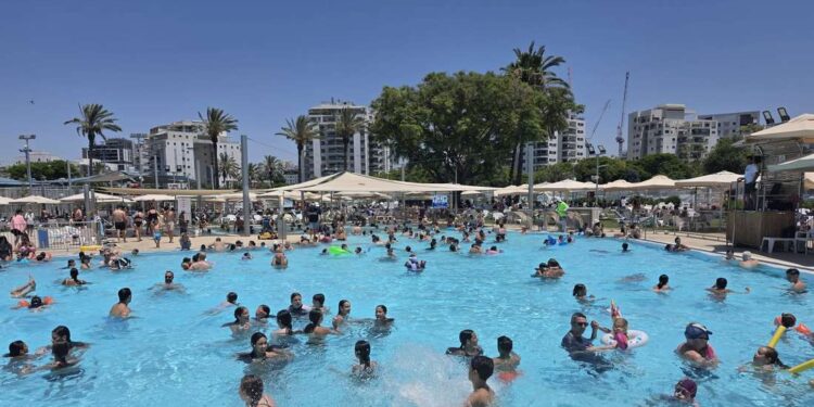 זאת העונה השלישית שהקאנטרי המחודש פתוח, השנה נפתחה גם הבריכה האולימפית המקורה (50 מטר). צילום: בנ הרצליה