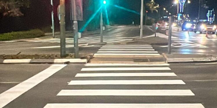 מעברי חציה ברורים, אבני שפה בצביעה מחודשת ותוכנית עבודה קיץ–חורף: הרצליה מחזקת את התשתיות למען הולכי הרגל לאורך כל השנה. צילום: דוברות העירייה