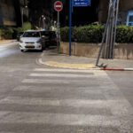 מעבר חציה שחוק שבו הפסים המקוטעים כבר מתקשים לסמן לנהגים לעצור בזמן. צילום: פרטי