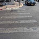 מעבר חציה בצומת הומה, שבו הסימון האפרפר והדהוי כמעט נעלם על רקע האספלט ומקשה על נהגים לזהות את מקום החצייה. צילום: פרטי