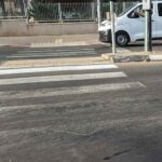 מעבר חציה ישן בשכונת מגורים, שסימוניו הדהויים מדגישים את הצורך בהשקעה קבועה בצבע איכותי ובתחזוקה שוטפת למען בטיחות התושבים. צילום: פרטי