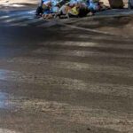 מעבר חציה דהוי כמעט לחלוטין במרכז שכונתי, שממחיש איך סימון שנשחק הופך את החצייה למסוכנת יותר לילדים ולהולכי הרגל. צילום: פרטי