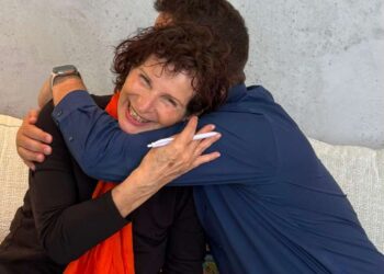 אסתר שמיר ז"ל במפגש עם ראש העיר, יריב פישר. צילום: פרטי