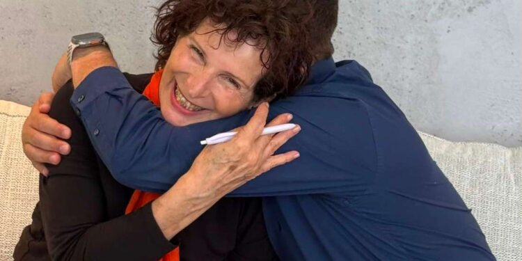 אסתר שמיר ז"ל במפגש עם ראש העיר, יריב פישר. צילום: פרטי