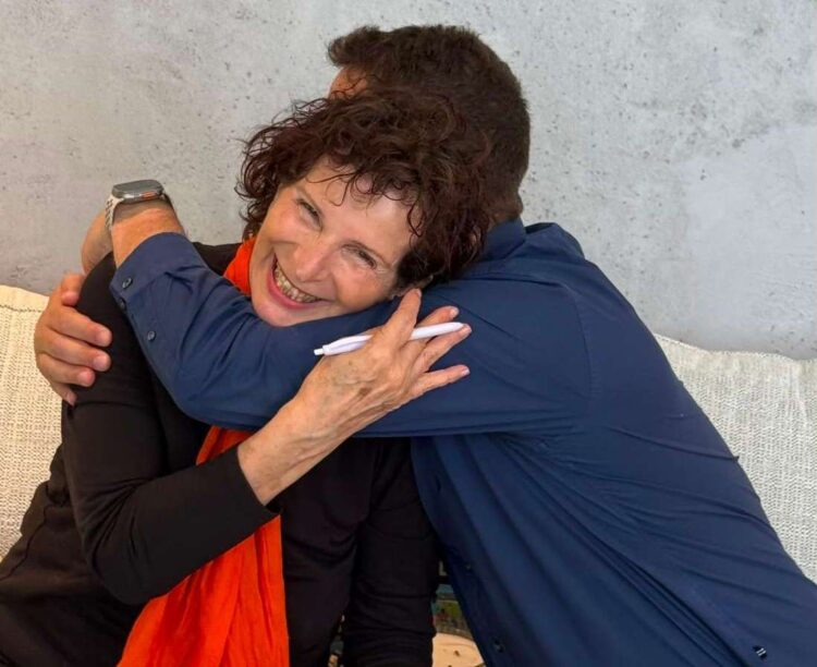 אסתר שמיר ז"ל במפגש עם ראש העיר, יריב פישר. צילום: פרטי