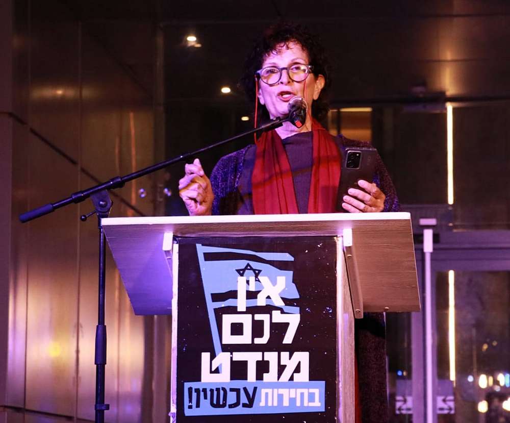 אסתר שמיר במחאת הרצליה, מוצ"ש בכיכקר העירייה, אפריל 2024. צילום: זאב ינאי, מטה המאבק הדמוקרטי הרצליה