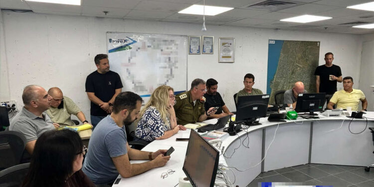 ראש העיר יריב פישר, יחד עם צוותי פיקוד העורף, גורמי הביטחון והעירייה, פתחו בליל אמש, את החמ"ל העירוני. צילום: דוברות העירייה