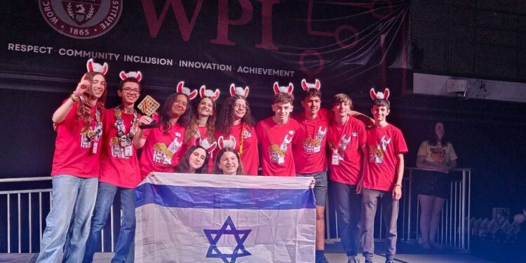 קבוצת Llama Drama מהרצליה. זכו בפרס Robot Performance (ביצועי הרובוט). צילום: אתיה ברנהרט מגן.
