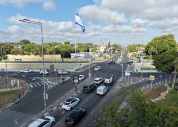 צומת כפר שמריהו: במשך שנים התרגלו התושבים למציאות של מתרימים ורוכלים בין המכוניות. עכשיו הם מנסים לשנות אותה צעד אחר צעד. צילום: מערכת האתר
