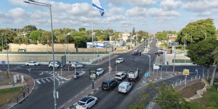 צומת כפר שמריהו: במשך שנים התרגלו התושבים למציאות של מתרימים ורוכלים בין המכוניות. עכשיו הם מנסים לשנות אותה צעד אחר צעד. צילום: מערכת האתר
