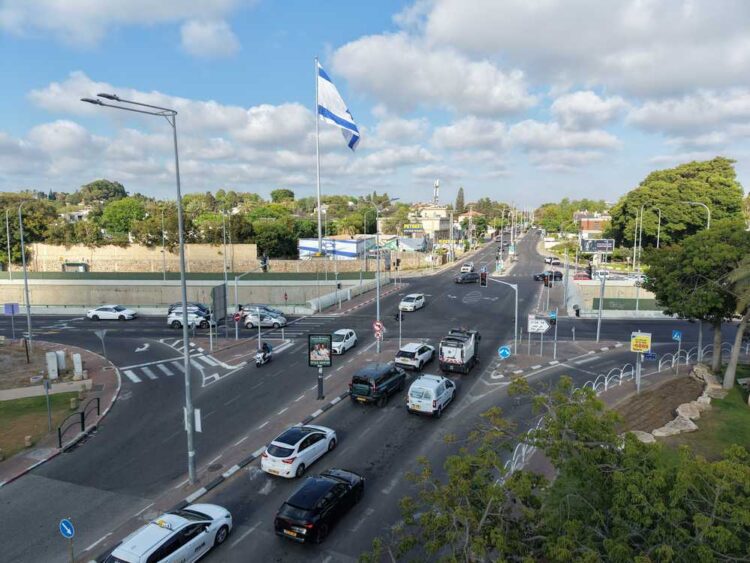 צומת כפר שמריהו: במשך שנים התרגלו התושבים למציאות של מתרימים ורוכלים בין המכוניות. עכשיו הם מנסים לשנות אותה צעד אחר צעד. צילום: מערכת האתר
