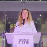 ענת לאופר - מנחה מחאות מוצ"ש בכיכר העירייה