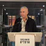 אורי ארבל - מנחה מחאות מוצ"ש בכיכר העירייה