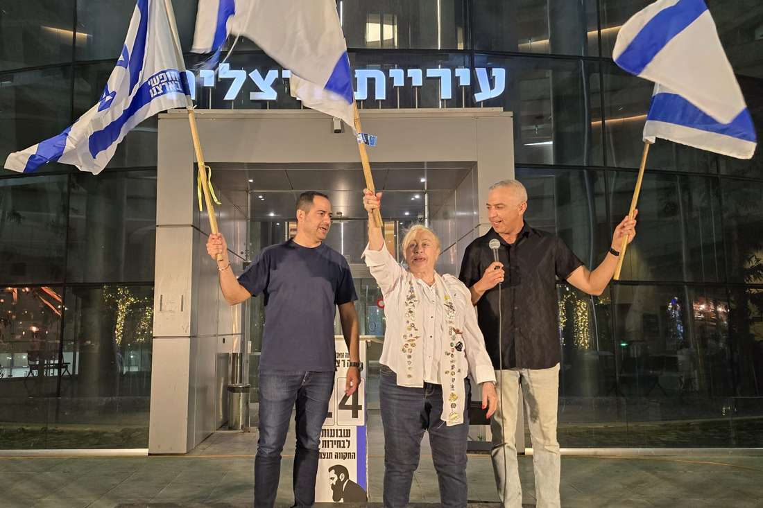 מימין לשמאל: אורי ארבל, דבורה ויינשטיין וח"כ נאור שירי (יש עתיד) בעצרת המחאה במוצ"ש. צילום: יורם זינגר