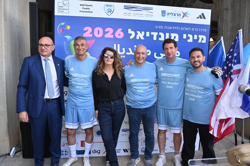 מימין לשמאל: יאיר בל מנכ"ל אדידס ישראל, יריב פישר ראש העיר, חמי פרס יו"ר מרכז פרס, אפרת דובדבני מנכ"לית מרכז פרס, עופר לוי סגן ראש העיר, שינו זוארץ יו"ר ההתאחדות לכדורגל. צילום: דוברות העירייה