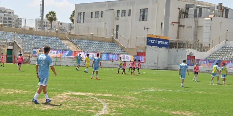 ילדים וילדות משחקים בקבוצות מעורבות באצטדיון הרצליה במסגרת מיני מונדיאל 2026. צילום: דוברות העירייה