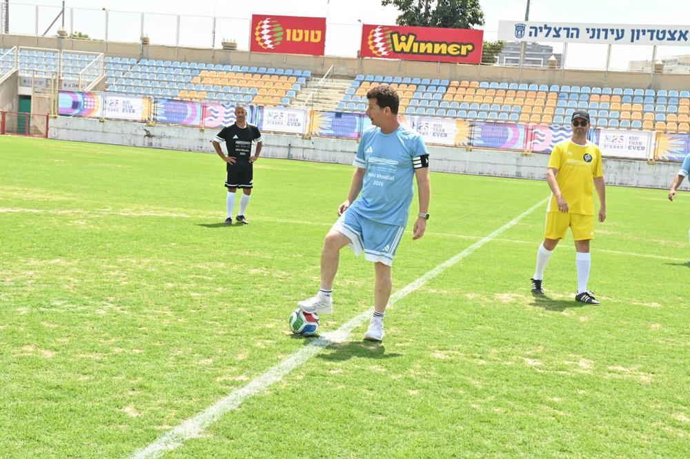 ראש העיר, יריב פישר עם הכדור במהלך משחק הכדורגל עם הילדים באצטדיון הרצליה. צילום: דוברות העירייה
