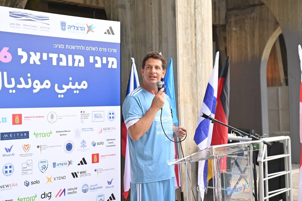 ראש העיר הרצליה יריב פישר נואם באירוע מיני מונדיאל 2026. צילום: דוברות העירייה
