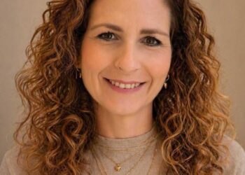 נועה שילר רייכמן, המנהלת החדשה של בית הספר היסודי יצחק שמיר בהרצליה . צילום: דוברות העירייה