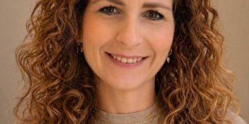 נועה שילר רייכמן, המנהלת החדשה של בית הספר היסודי יצחק שמיר בהרצליה . צילום: דוברות העירייה
