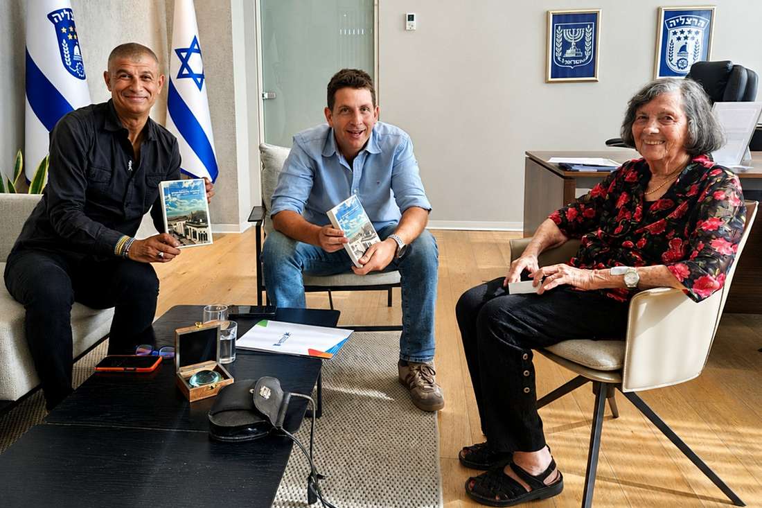 עדנה יקותיאלי כהן בפגישת הוקרה לפועלו של אביה, בלשכת ראש העיר יריב פישר וסגנו, עופר לוי. צילום דוברות העירייה