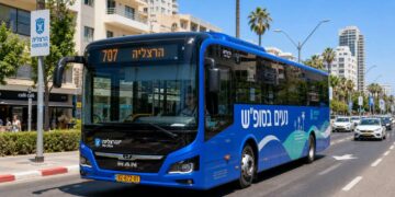 ראש העיר, יריב פישר: "סעו לבלות בשבתות עם תחבורה מקיימת, בטוחה ובחינם". תמונה: עיבוד AI