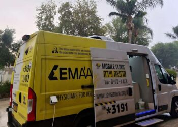 הניידת של עמותת “למענם” הגיעה השבוע להרצליה כדי להעניק בדיקות עיניים מקצועיות וללא עלות לשורדי שואה בעיר. צילום באדיבות העמותה