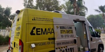 הניידת של עמותת “למענם” הגיעה השבוע להרצליה כדי להעניק בדיקות עיניים מקצועיות וללא עלות לשורדי שואה בעיר. צילום באדיבות העמותה