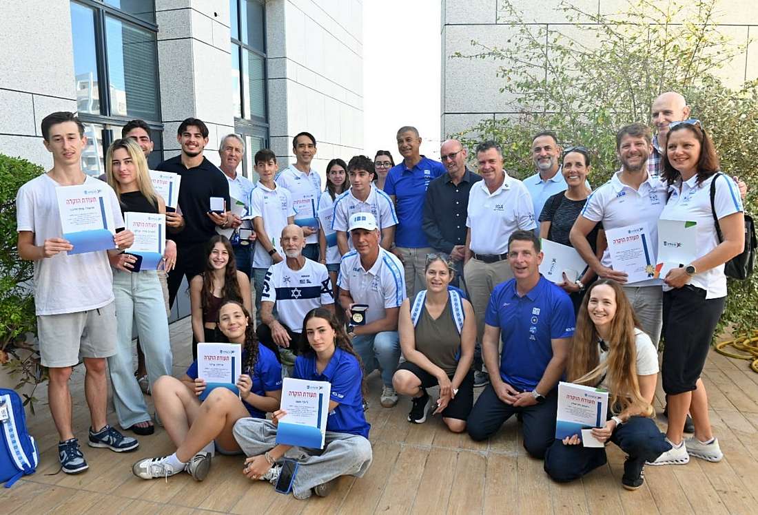 ראש העיר וסגן ראש העיר במפגש עם ספורטאי המכביה מהרצליה. צילום: דוברות העירייה