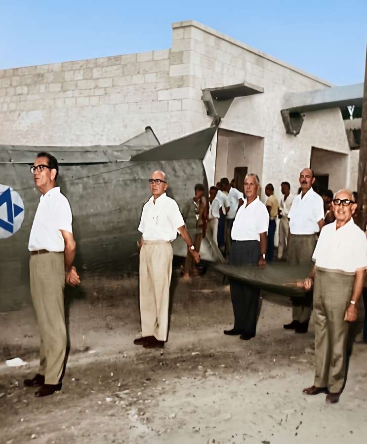 יוסף יקותיאלי מוביל את הדגל (ראשון משמאל) בטקס המכביה ה-3. התמונה עברה רסטורציה, צילום מקורי: באדיבות משפחת יקותיאלי