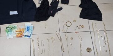 תכשיטים, כסף מזומן, מכשירי פריצה, כפפות ומסכות שנתפסו אצל החשודים במונית. צילום: דוברות המשטרה
