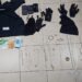 תכשיטים, כסף מזומן, מכשירי פריצה, כפפות ומסכות שנתפסו אצל החשודים במונית. צילום: דוברות המשטרה