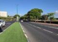 אי תנועה בהרצליה, אומנם ירוק אך בדשא סינטטי שמונע חילחול מים. צילום: מערכת האתר