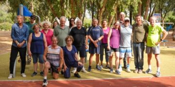 הרצליה מצטרפת למגמה: גינות כושר מונגשות לגיל השלישי. שני מימין: ראש העיר, יריב פישר, ראשון משמאל: סגן ראש העיר, עופר לוי. צילום: דוברות העירייה