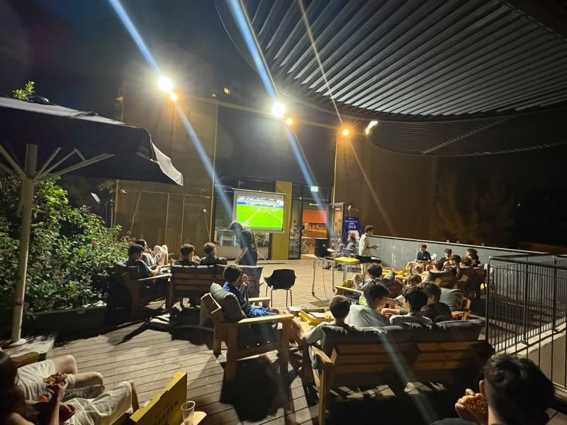 תושבים מתכנסים לצפייה בגמר המונדיאל במרכז קהילתי בהרצליה. צילום: דוברות עיריית הרצליה
