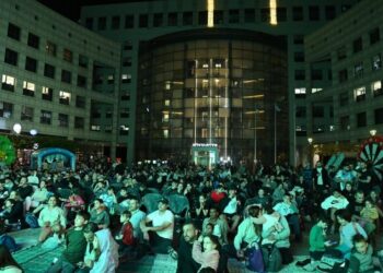רחבת עיריית הרצליה בהקרנת גמר המונדיאל, המונים מגיעים לצפייה משותפת. צילום: דוברות עיריית הרצליה