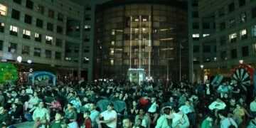 רחבת עיריית הרצליה בהקרנת גמר המונדיאל, המונים מגיעים לצפייה משותפת. צילום: דוברות עיריית הרצליה