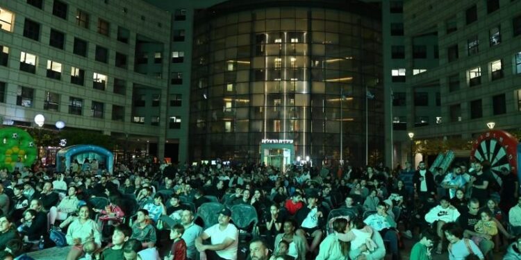רחבת עיריית הרצליה בהקרנת גמר המונדיאל, המונים מגיעים לצפייה משותפת. צילום: דוברות עיריית הרצליה