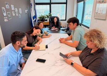 גלילה יבין, המשנה לראש העיר ומחזיקת תיק החינוך, בפגישה עם צוות מינהל החינוך בעיריית הרצליה. צילום: דוברות העירייה