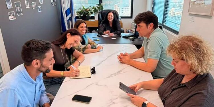 גלילה יבין, המשנה לראש העיר ומחזיקת תיק החינוך, בפגישה עם צוות מינהל החינוך בעיריית הרצליה. צילום: דוברות העירייה