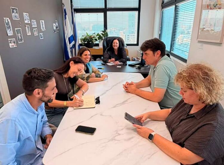 גלילה יבין, המשנה לראש העיר ומחזיקת תיק החינוך, בפגישה עם צוות מינהל החינוך בעיריית הרצליה. צילום: דוברות העירייה
