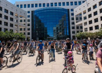 הרצליה עולה על האופניים ונפגשת לרכיבת 'מסה קריטית' קהילתית. יום חמישי - 3 בספטמבר 2026, התכנסות והזנקה 17:30, רחבת עיריית הרצליה. תמונה: עיבוד AI