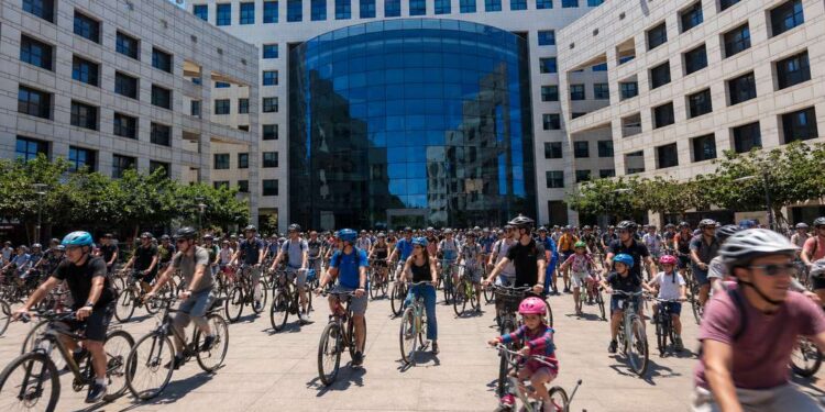 הרצליה עולה על האופניים ונפגשת לרכיבת 'מסה קריטית' קהילתית. יום חמישי - 3 בספטמבר 2026, התכנסות והזנקה 17:30, רחבת עיריית הרצליה. תמונה: עיבוד AI