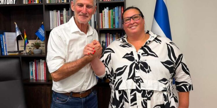 סגנית ראש העיר, דנה אורן ינאי עם יו"ר מפלגת הדמוקרטים, אלוף במיל' וסגן הרמטכ"ל לשעבר, יאיר גולן. צילום: מטה הדמוקרטים